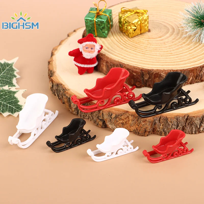 Décoration de traîneau de Noël vert clair accrochée à une guirlande
