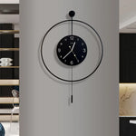 horloge murale moderne aiguille scénique noir blanc minimaliste statue enfantine points jaunes verticale
