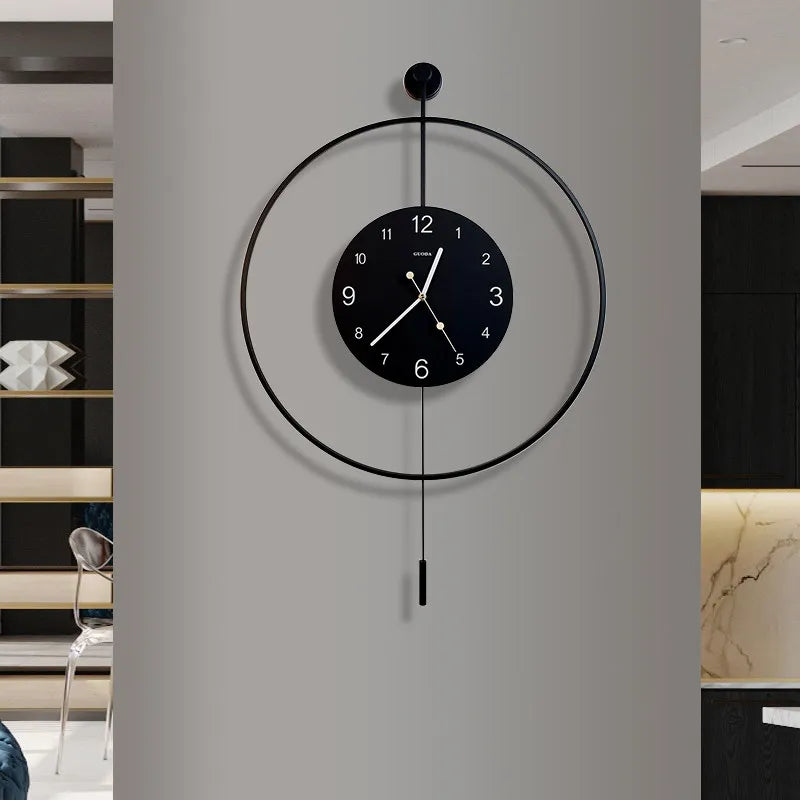 horloge murale moderne aiguille scénique noir blanc minimaliste statue enfantine points jaunes verticale
