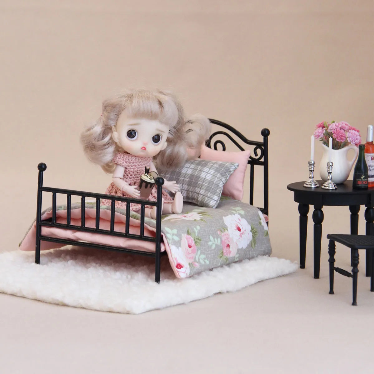 lit miniature fer blanc ensemble literie motifs floraux shabby chic canopée oreillers couette petite