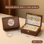 boîte bijoux bois foncé classique gravure fleurs bouton doré anneaux boucles oreilles bracelets tissu