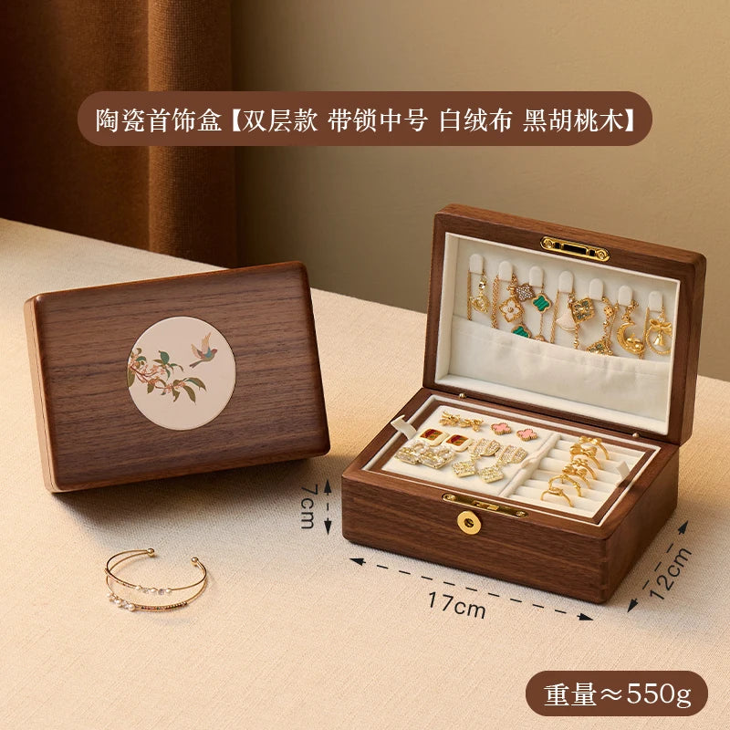boîte bijoux bois foncé classique gravure fleurs bouton doré anneaux boucles oreilles bracelets tissu