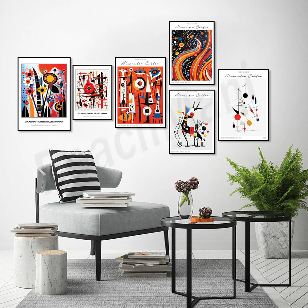 Cette image présente un mur décoré avec des affiches d'art abstrait colorées et dynamiques, créées par l'artiste Alexander Calder. L'espace comprend également un fauteuil gris, une table basse et des accessoires de décoration, créant une ambiance moderne et épurée.