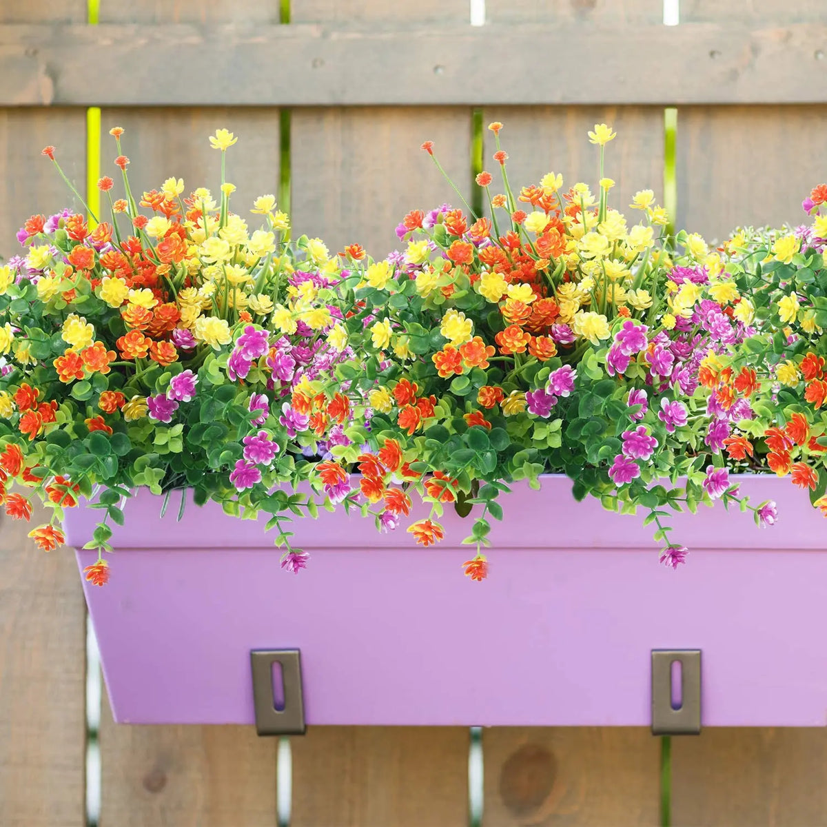 Jardinière garnie de fleurs artificielles lavande