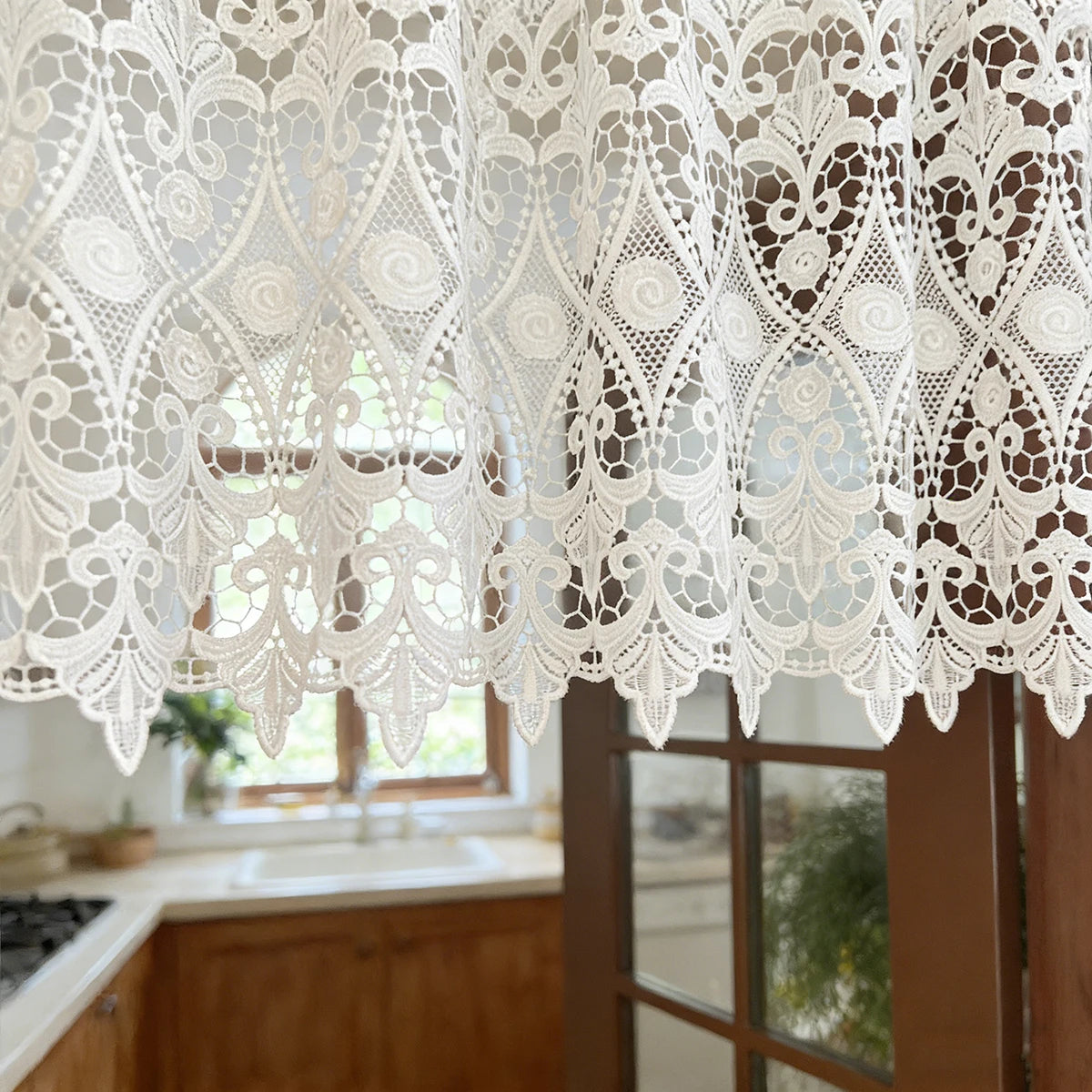 rideau blanc dentelle fleurs vintage translucide tringle bois chambre maison