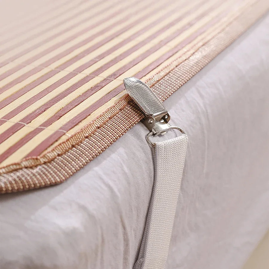 attaches draps réglables sangles élastiques clips métalliques modernes literie rose blanc gris argenté minimaliste