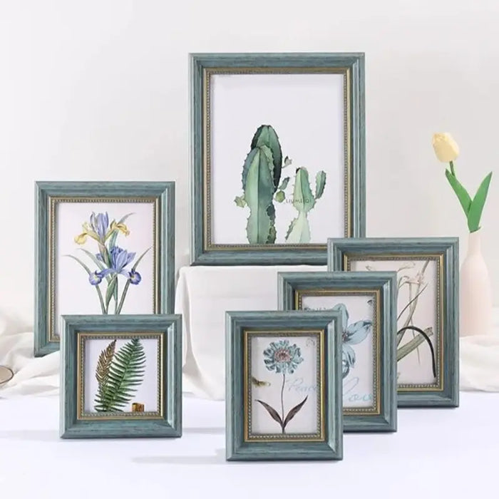 Cadre photo vintage en plastique vert sur fond blanc
