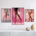 Élégants pieds féminins dans des talons hauts roses aux couleurs éclatantes, sur un fond rose vibrant.