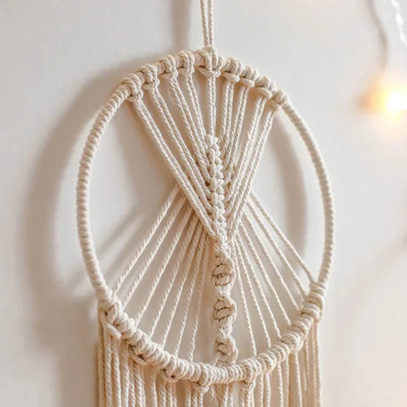 tapisserie murale macramé dreamcatcher blanc plumes franges boho artisanal chambre enfant decoration