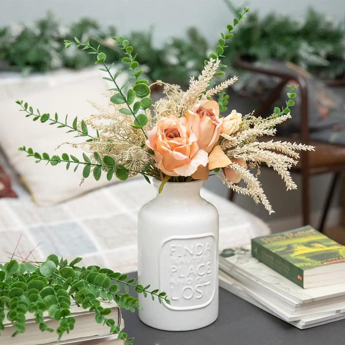 vase blanc moderne fleurs artificielles feuilles vertes décoration table intérieure