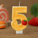 bougies numeriques jaune paillette pomme rouge anniversaire decoratif thème feuille verte paillettes dorées tringle