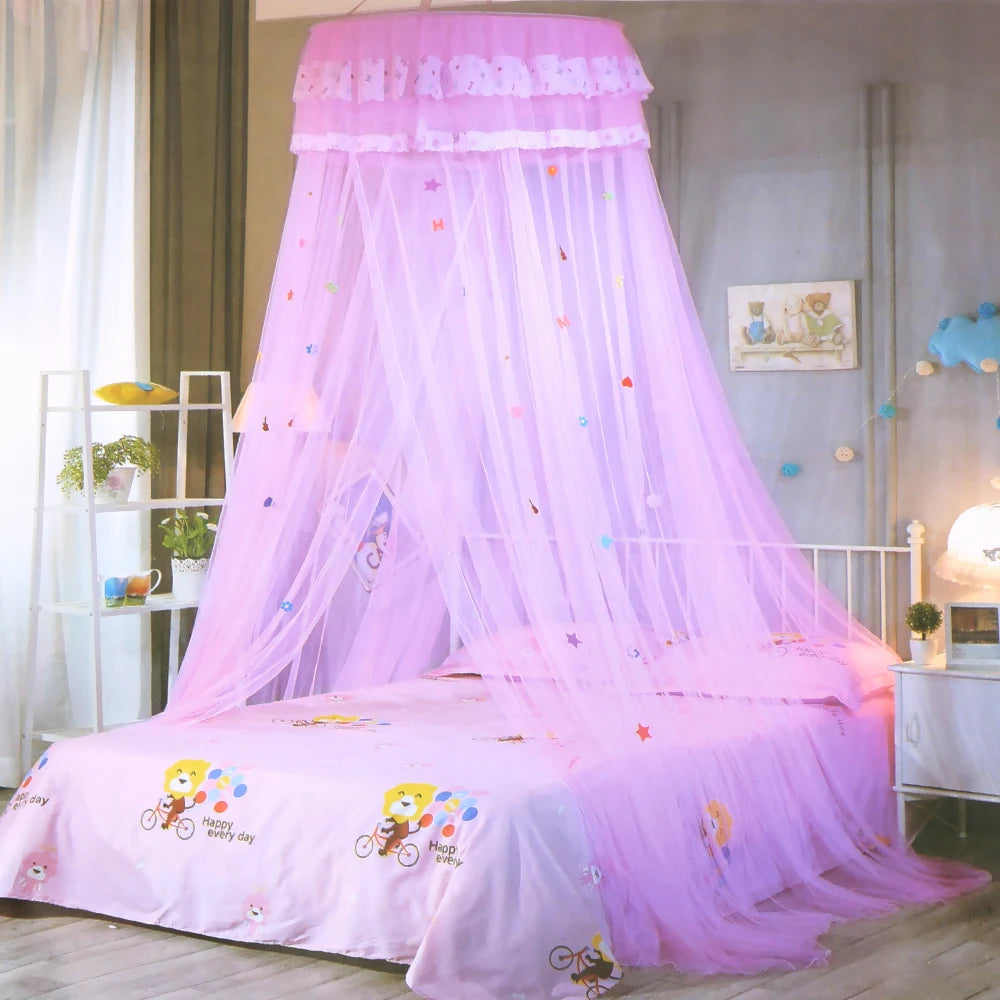 rideau lit enfant transparent étoiles colorées bordure dentelée rose bleu jaune suspendu chambre magique