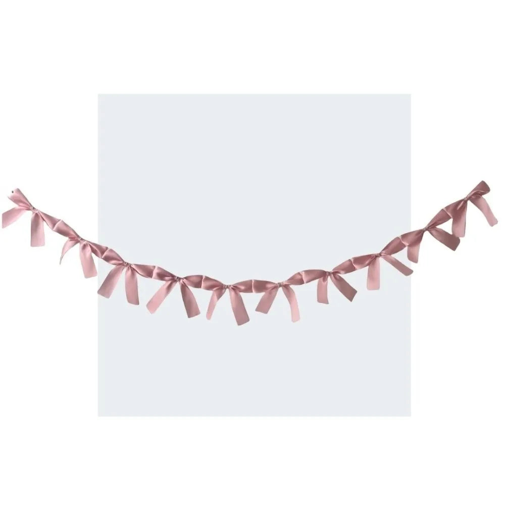 guirlande décoration chambre enfant rose pâle blanc beige dentelle satin romantique occasion fête