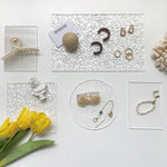 plateau rangement bijoux transparent moderne texture granulée fixations doré minimaliste