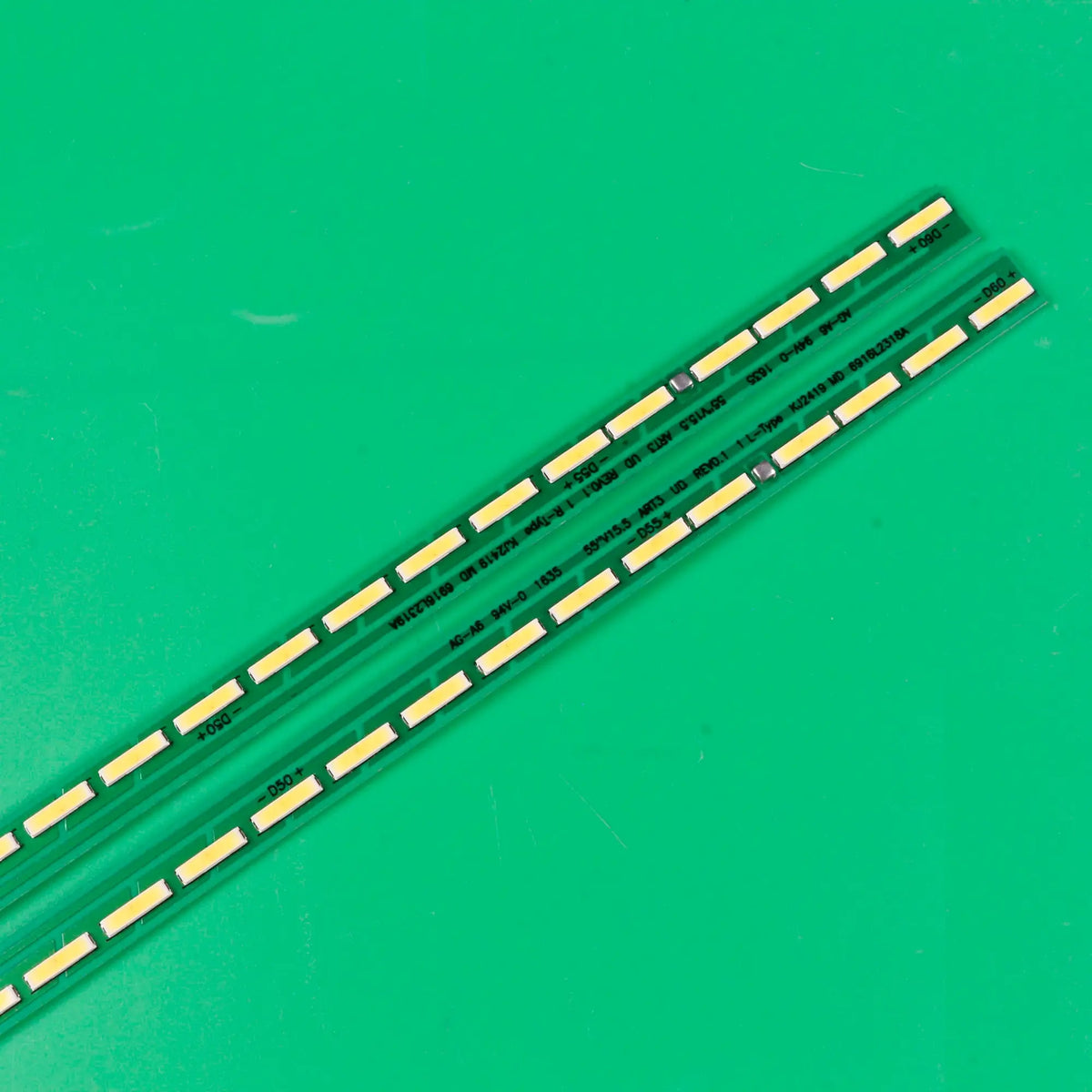 ruban led vert continu diodes moderne fixations invisibles connecteurs électriques 60lumières 55pouces