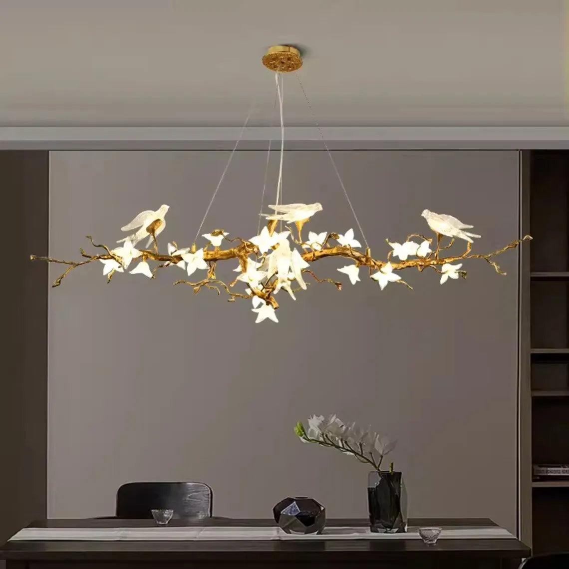 Suspension lumineuse moderne oiseaux transparents branches dorées fleurs blanches led verre chrome poli chambre