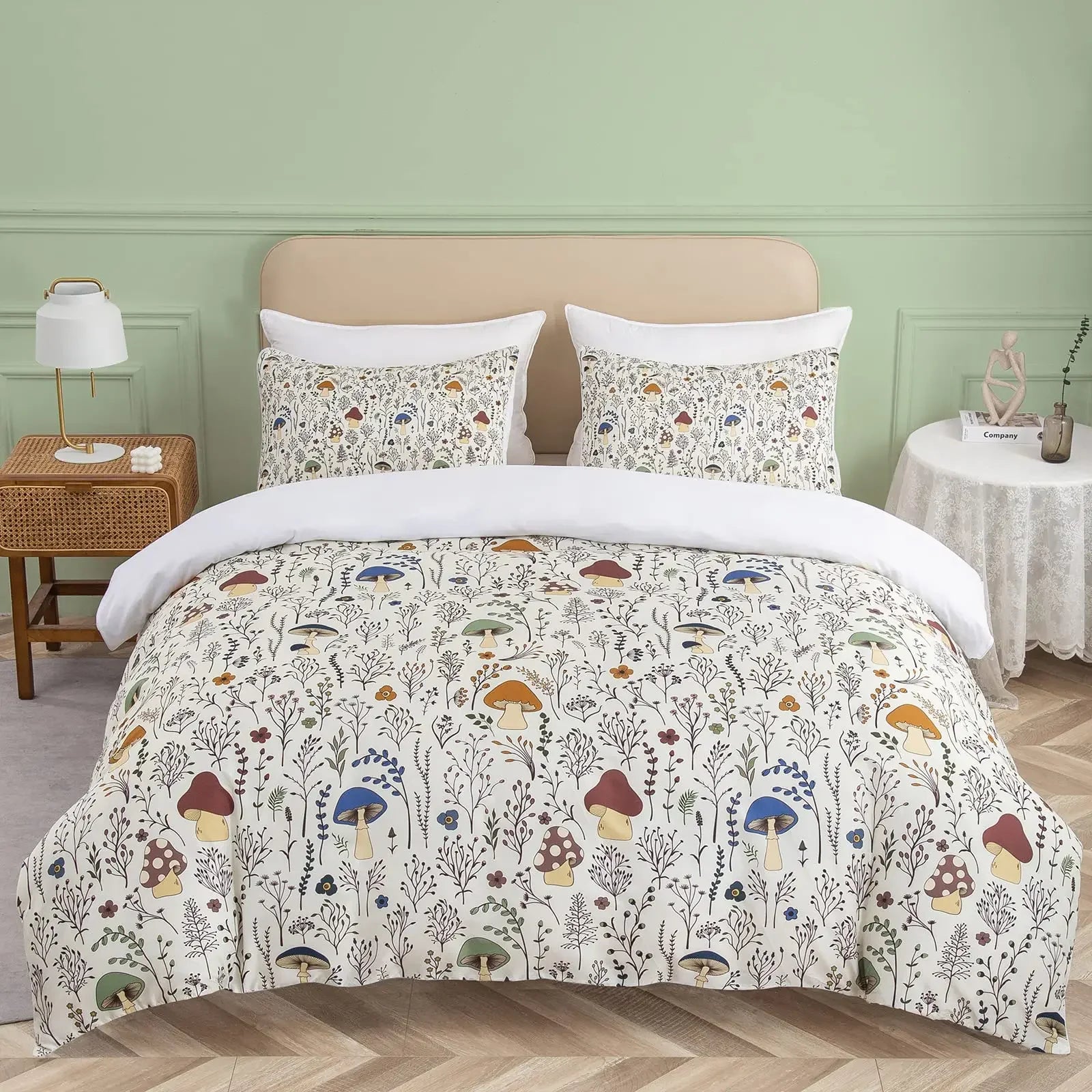 Chambre décorée avec housse de couette bordeaux champignon