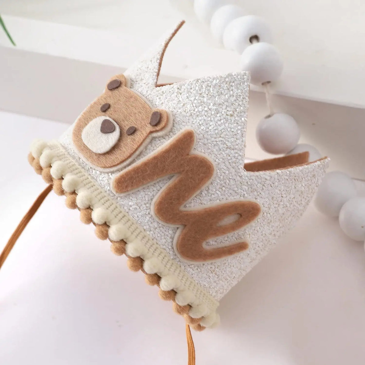 couronne enfantine ours glitter blanc pompons ruban anniversaire deco enfant marron clair festive