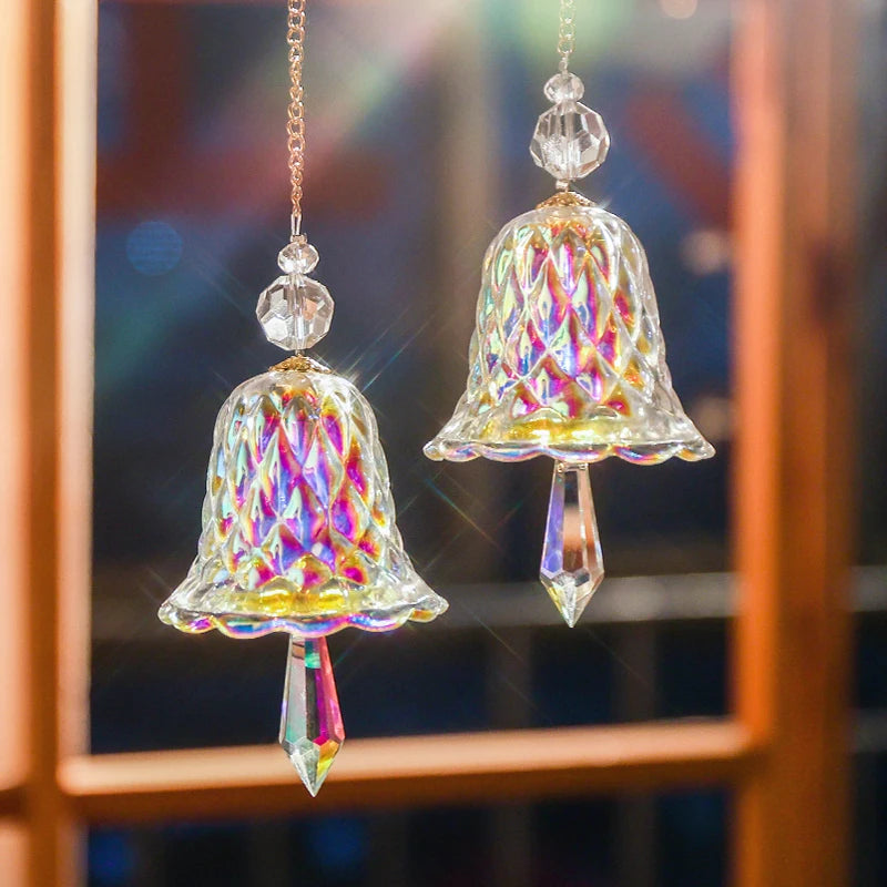pendule cloche transparente reflets arc ciel motifs géométriques chaîne métallique artisanal décorationintérieur sophistication designfacetté