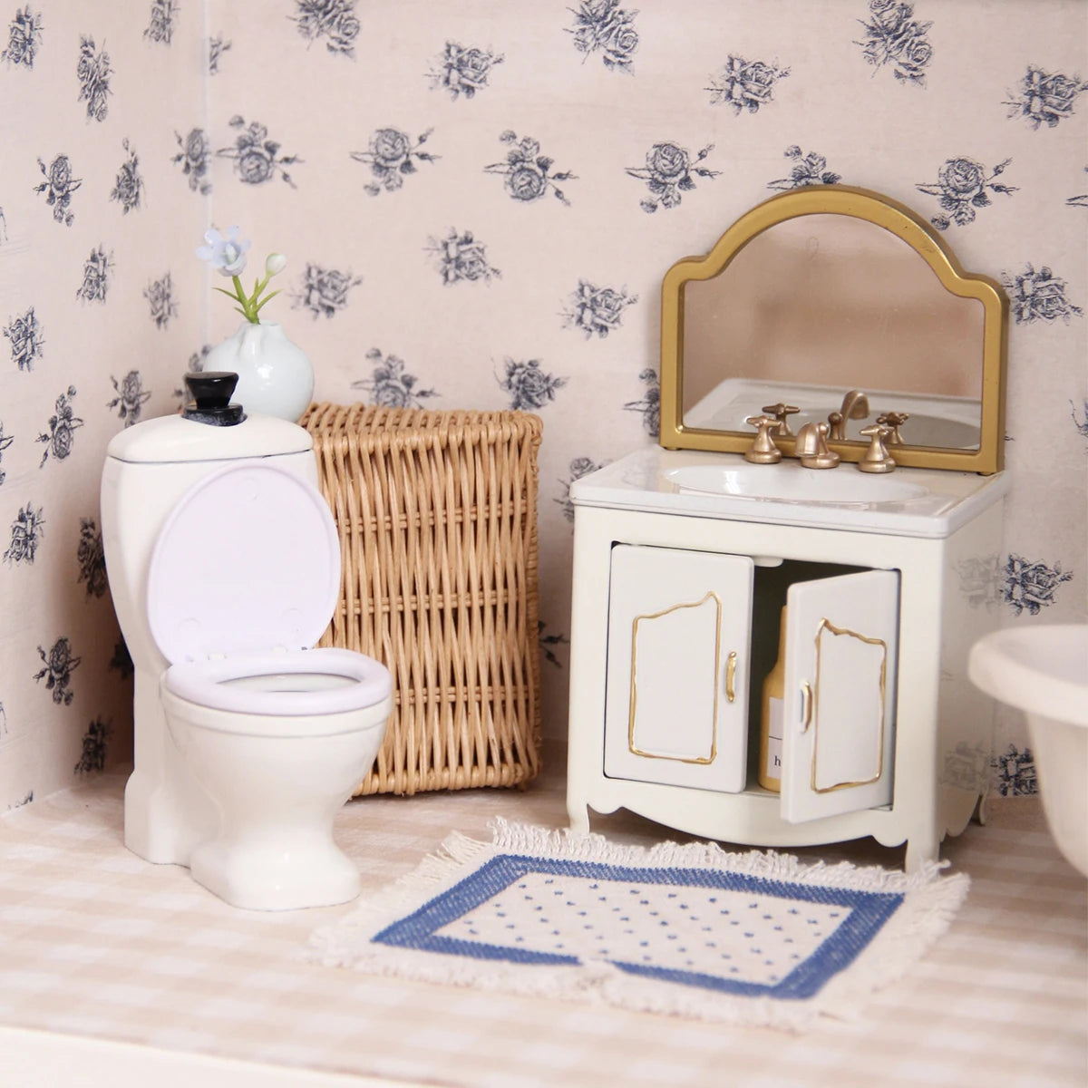 meubles salle bain miniature blanc doré baignoire toilette lavabo classique floral vintage ornement décoration