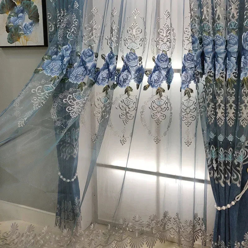 rideau bleu gris fleurs broderie dorée motif classique élégant translucide fenêtre salon chambre maison