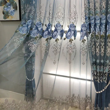rideau bleu gris fleurs broderie dorée motif classique élégant translucide fenêtre salon chambre maison