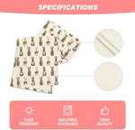 Une image montrant des serviettes en tissu imprimées de motifs de lapins, indiquant leur résistance à la décoloration, leur lavage en machine et leur haute qualité.