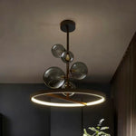 suspension lumineuse moderne sphères verre transparent anneaux métalliques noir doré grisclair
