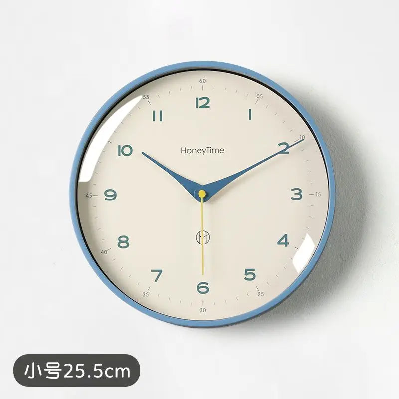 horloge murale quartz aiguille sourdine salon minimaliste visage unique fond blanc numéros noirs cadre