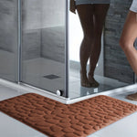 tapis bain gris clair texture cailloux moderne adhésif 150x45cm polyester absorbant
