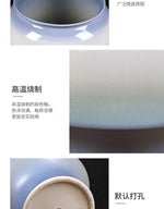 Une tasse de céramique blanche avec une surface lisse et brillante, conçue pour une utilisation à haute température et durable.