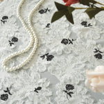 nappe table dentelle roses noires classique blanc decoration mariage romantique fleur table bassereuse