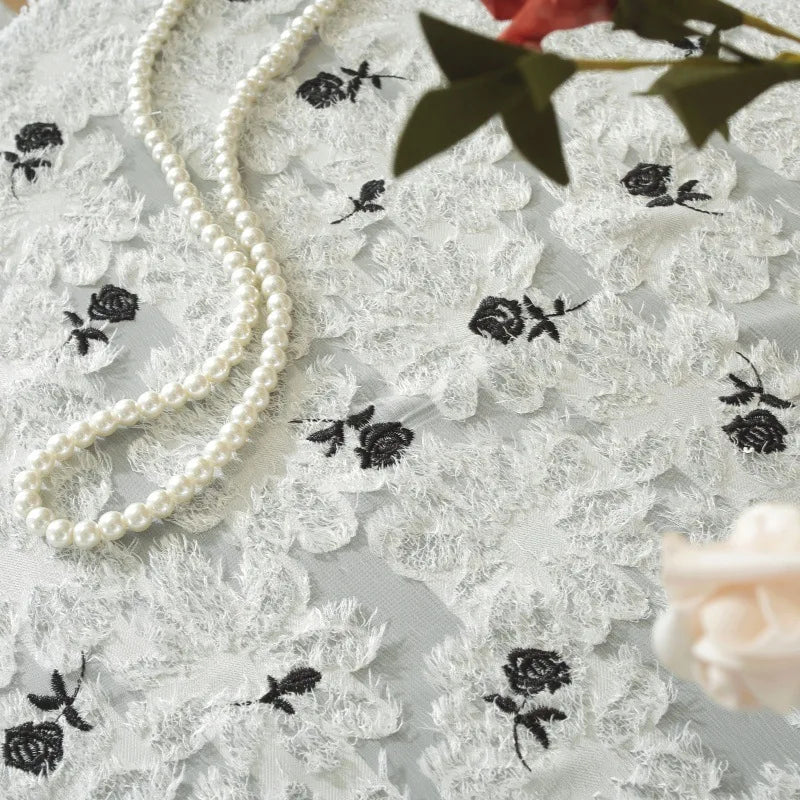 nappe table dentelle roses noires classique blanc decoration mariage romantique fleur table bassereuse