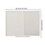tapis cuisine rayures diagonales gris vert clair moderne adhésif vaisselle nettoyage brosse gant cuillère