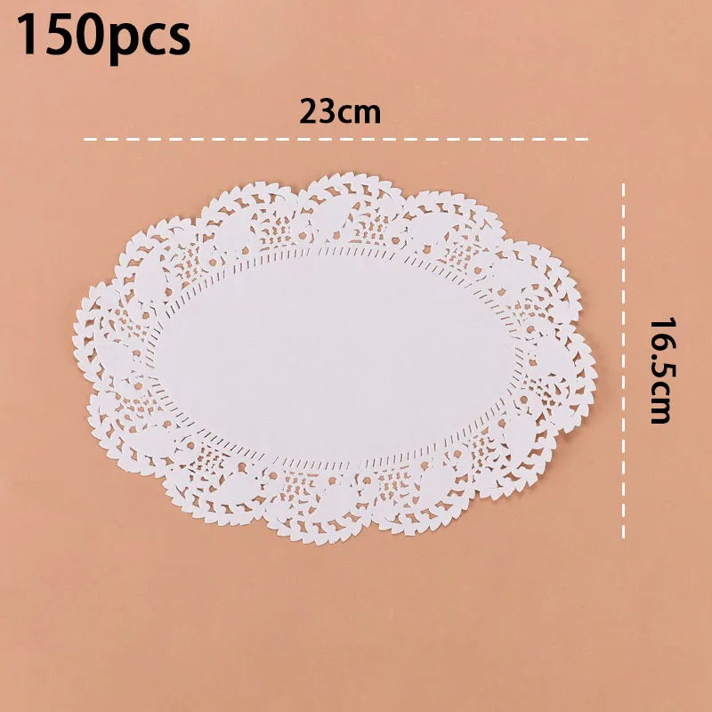 assiettes papier décoratives dentelle table festives rouges blanches marrons noires vertes ornementales rustiques