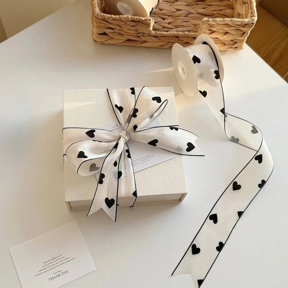 ruban imprimé cœurs noirs fond blanc semi transparent élégant boîte cadeau femme decoration minimaliste