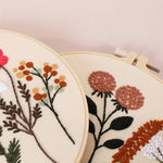 kit broderie fleurs sauvages tissu imprimé bohème aiguilles fils ciseaux instructions artisanal floral rustique