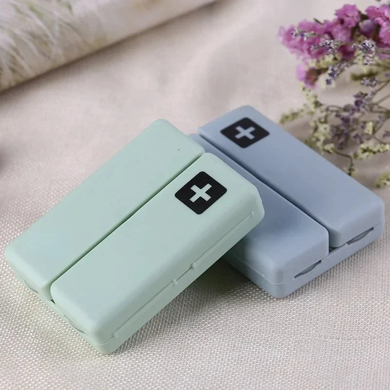 boîte pilules hebdomadaire compartiments couleurs pastel croix blanche moderne pratique