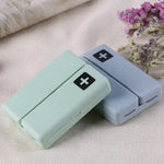boîte pilules hebdomadaire compartiments couleurs pastel croix blanche moderne pratique