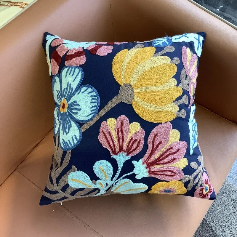 coussin décoratif brodé motifs floraux multicolore moderne maison canapé