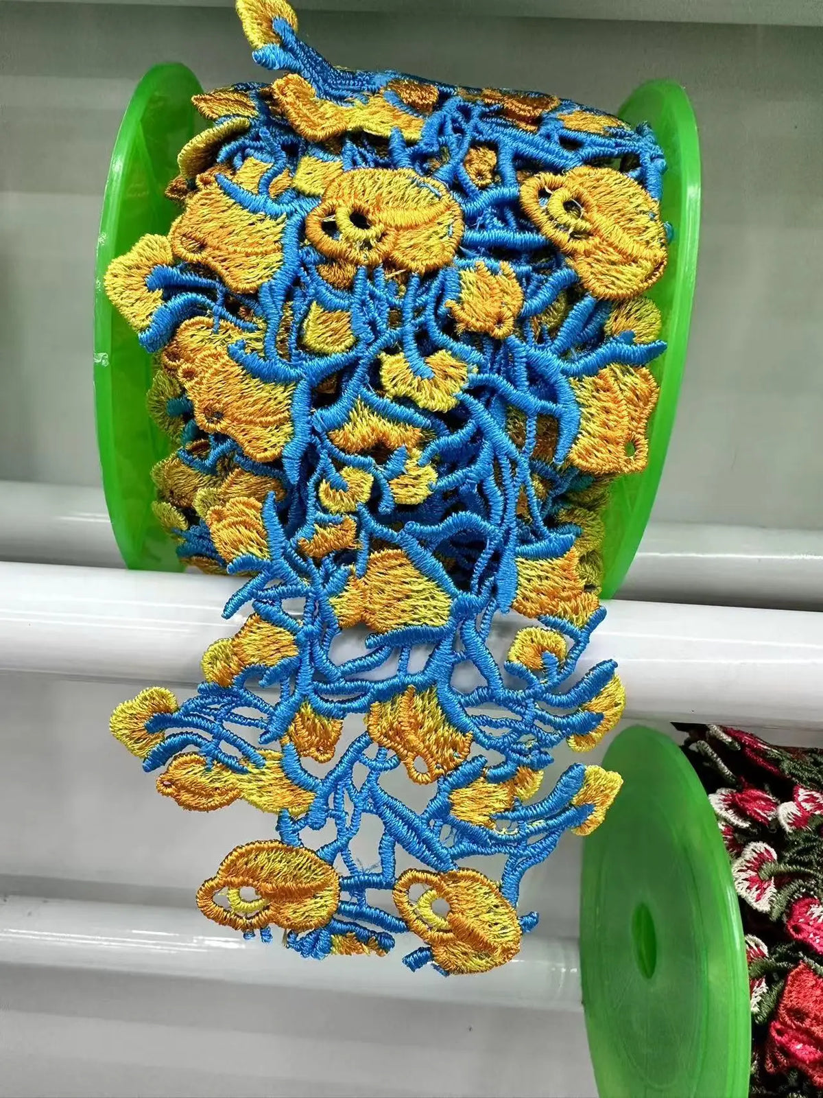 ruban décoratif brodé floral bleu jaune 100 polyester largeur 8cm opacité fin broderie partie