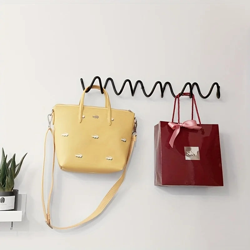 porte sacs murals modernes vis fixés noir sacs beiges noirs jaunes cadeau rouge chemise