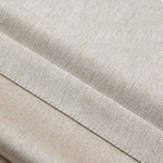 Texture de tissu beige clair avec détails fins et élégants, idéale pour concevoir des éléments de décoration intérieure raffinés. Cette image montre les motifs tissés en gros plan, mettant en valeur la qualité et la finition parfaite du produit. Parfait pour ajouter une touche douce et sophistiquée à n'importe quel espace.
