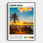 Coucher de soleil captivant sur une plage de Costa Rica, au cœur de l'Amérique centrale, avec des rochers, des palmiers et un ciel dramatique aux teintes chaudes.