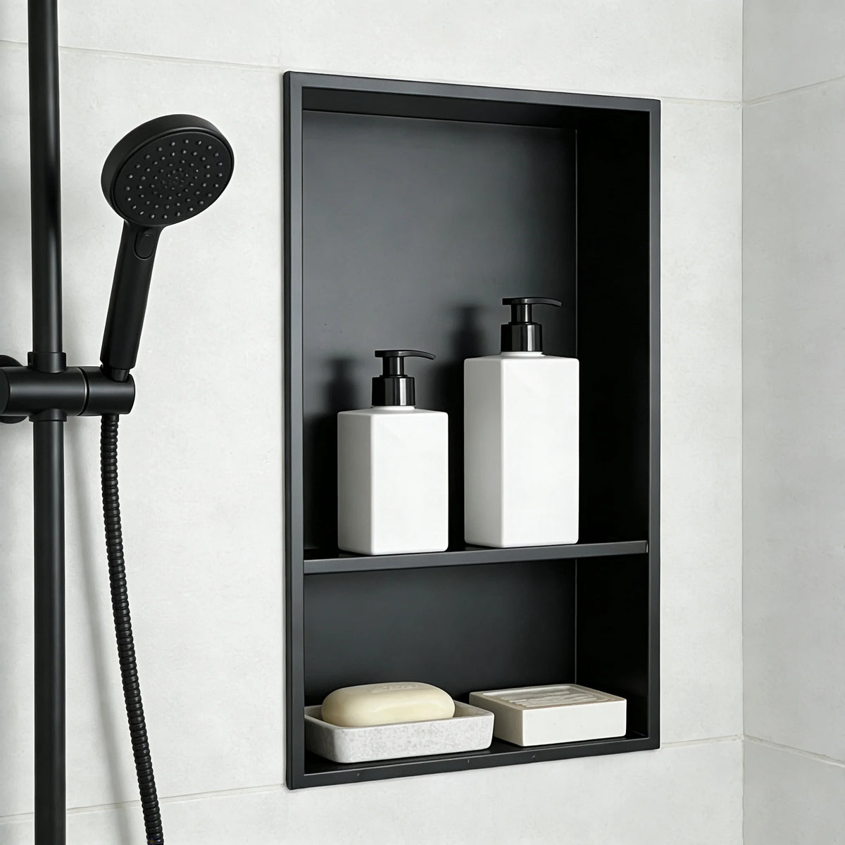 niche douche murale moderne étagères acier inoxydable noir mat carreaux blancs rangement salle bain