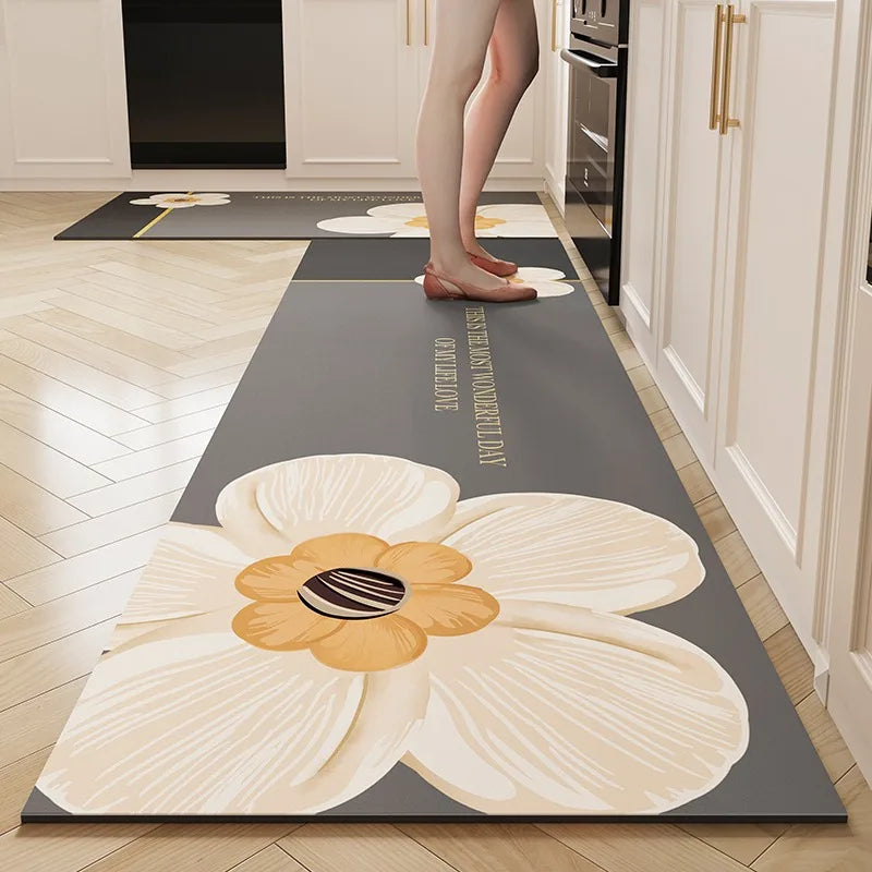 Un grand tapis floral gris et blanc, avec une magnifique fleur centrale, décore cette cuisine lumineuse et moderne.