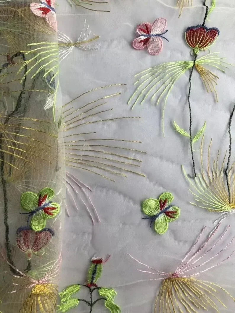 tissu brodé floral papillons couleurs vives transparent fond texturé motifs floraux élégants