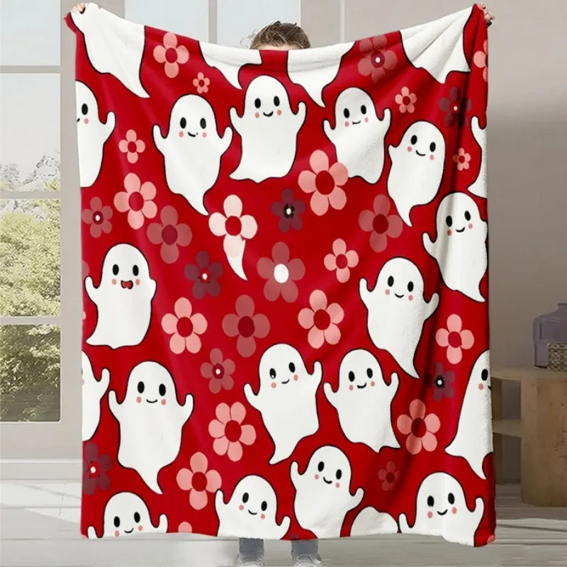 Une couverture conçue pour une occasion festive, avec de mignons fantômes blancs sur un fond rouge vif orné de fleurs rose pâle.