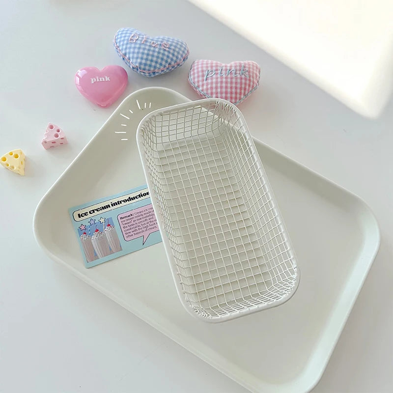 paniers rangement blanc bleu rose jaune maille fine moderne minimaliste sans fixation papeterie