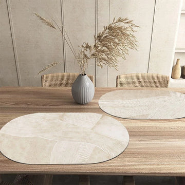 Napperon ovale en simili cuir noir sur une table à manger